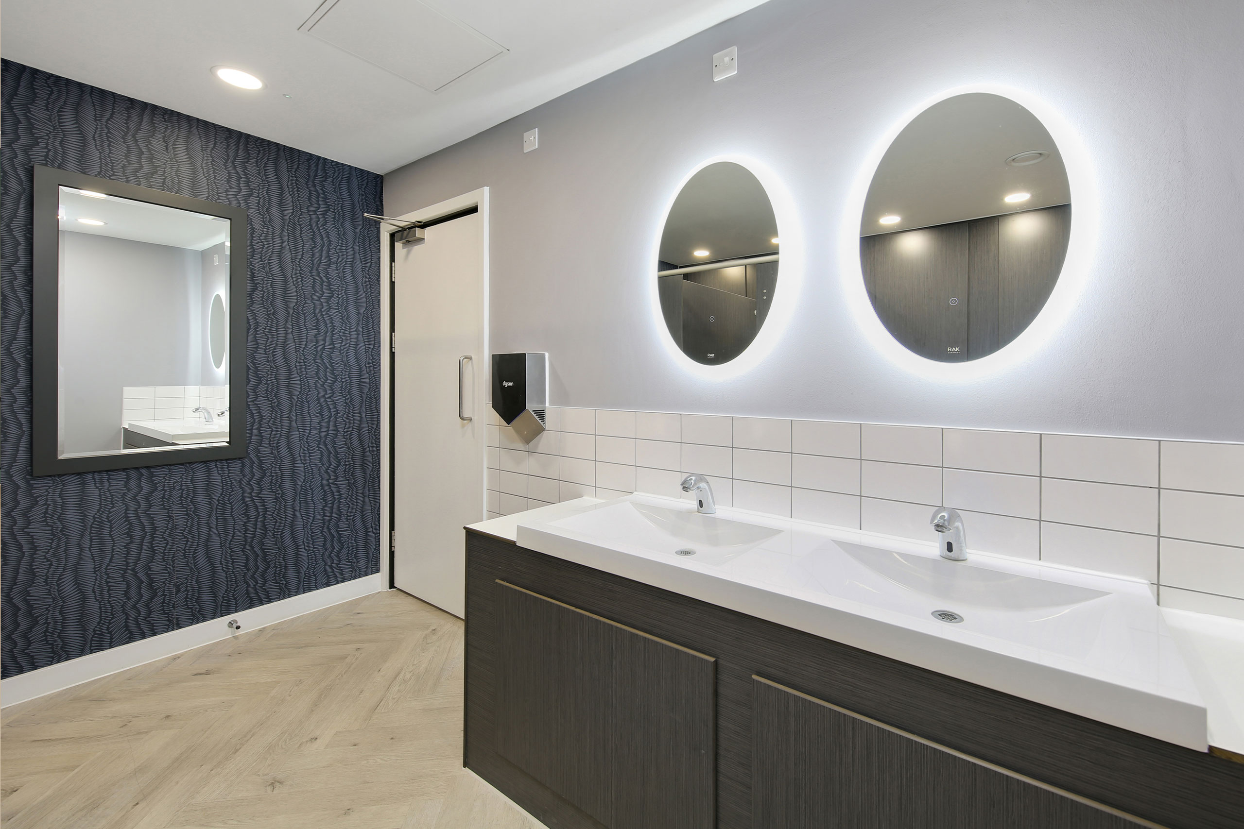 DIGITAL_REALTY_WE_ARE_SPACES_OFFICE_FIT_OUT_COMMERCIAL_INTERIORS_BATHROOM