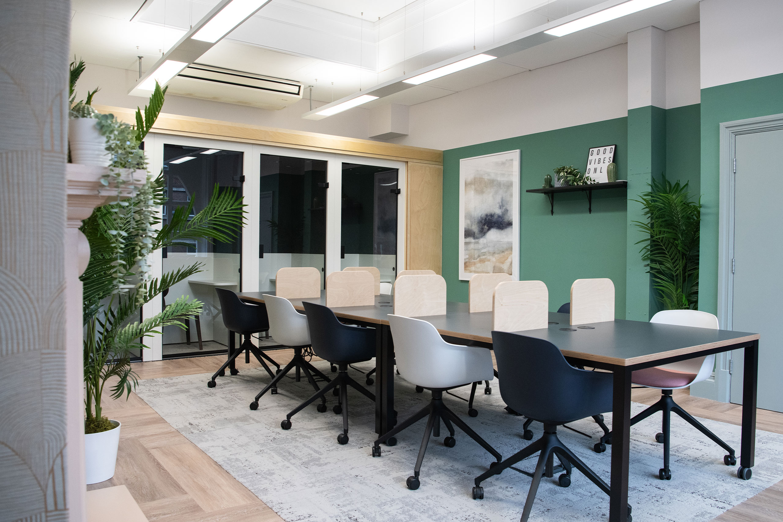 WIZU_WE_ARE_SPACES_COMMERCIAL_INTERIORS_FURNITURE_OFFICE_FIT_OUT_COMMUNAL_OFFICE_SPACE_HOTDESK